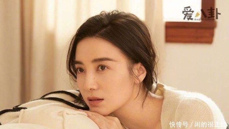 宋佳素颜现身机场法令纹抢镜，网友力挺真实美引热议