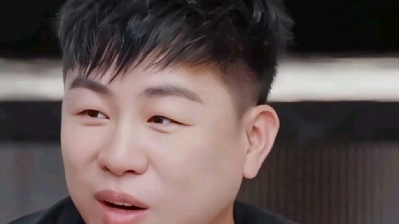 胡彦斌易梦玲马尔代夫同游被拍，海边度假互动引全网猜测恋情
